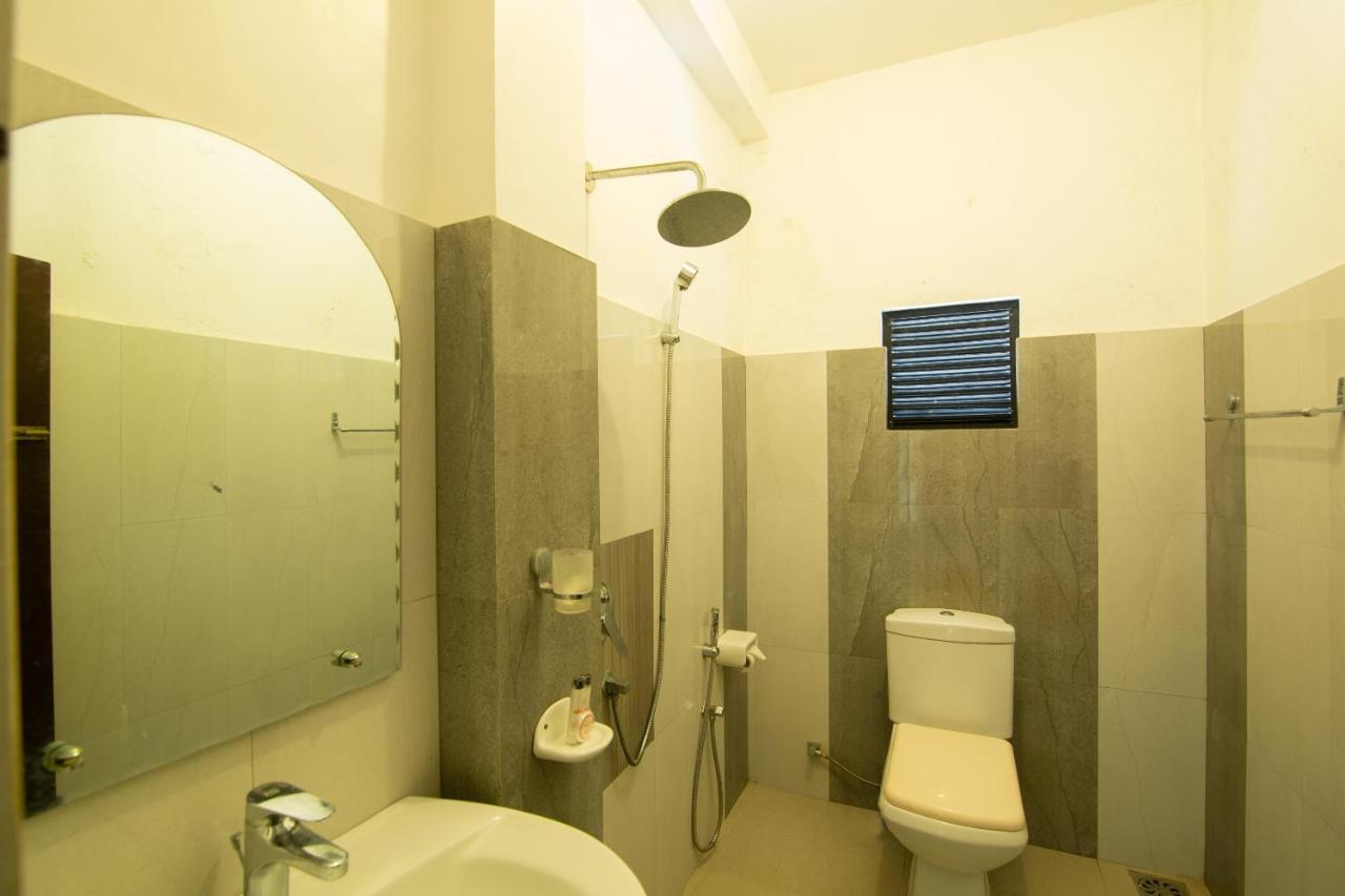 Oyo 553 Polhena Bay Resort Matara Buitenkant foto